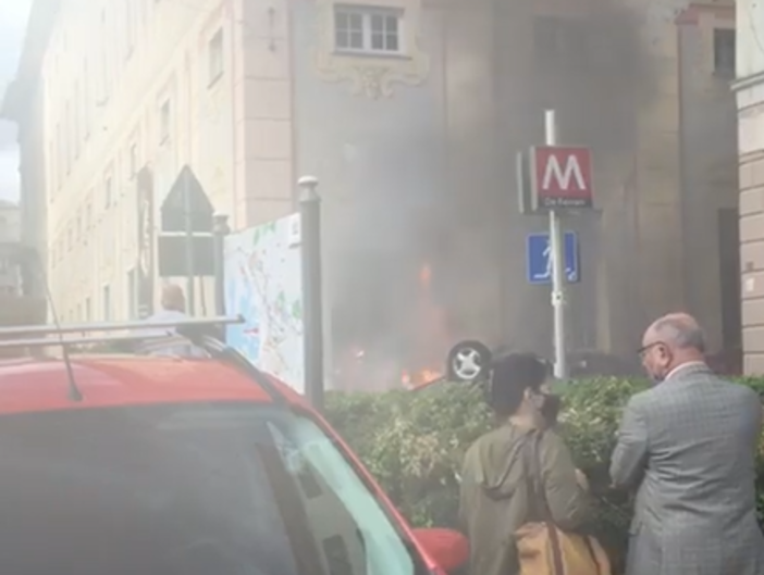 Genova &quot;rivive&quot; il G8 in una fiction: manifestanti, polizia, carabinieri in assetto antisomossa e un'auto ribaltata (VIDEO)