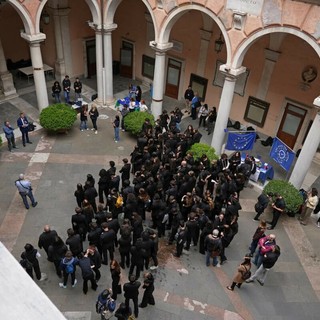 Giornata dell’Europa, gli studenti dei licei “Gobetti” e “Pertini” la celebrano tra Palazzo Tursi e via Garibaldi nel segno della musica e della condivisione