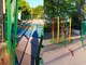 Biscione, l’area giochi dell’Albero del Ciao devastata ancora: nel mirino il playground inclusivo inaugurato pochi mesi fa