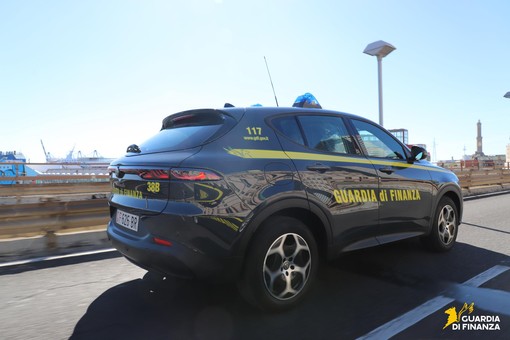 Droga nelle idropulitrici, maxi sequestro della Finanza al "Cristoforo Colombo": oltre 37 kg di hashish e più di 2 kg di marijuana