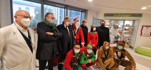 Toti al Gaslini e al San Martino: "La zona arancione è dietro l'angolo, ma non cambia niente per i vaccinati"