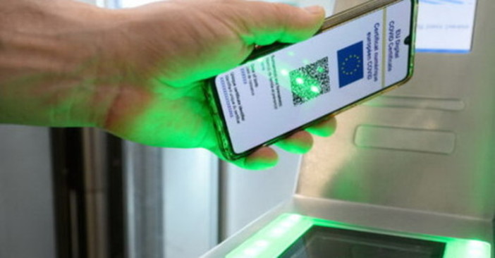 Covid, obiettivo arginare la quarta ondata: il Governo lavora al "Super Green Pass"