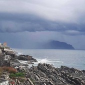 Tuoni e fulmini nella notte, ma senza danni rilevanti: ora è allerta arancione su Genova e sul Centro-Levante