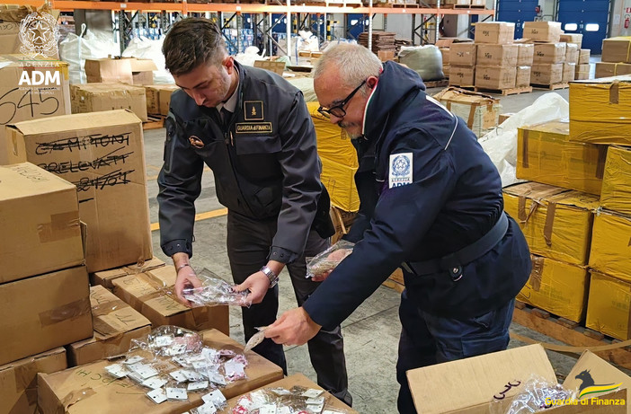 Porto di Pra’, Finanza scopre bigiotteria pericolosa per la salute, sequestrati oltre novantottomila articoli
