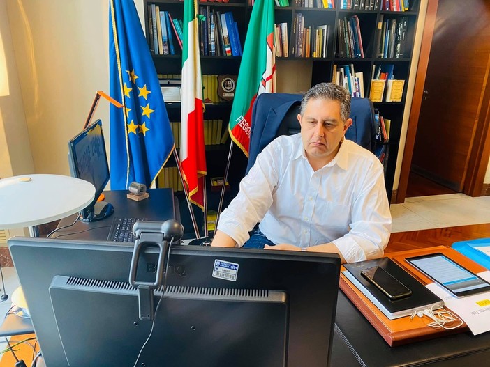 Conferenza delle regioni, attesa per l'elezione del nuovo presidente, Toti: "Un sentito ringraziamento a Bonaccini" Conferenza delle regioni, attesa per l'elezione del nuovo presidente, Toti: "Un sentito ringraziamento a Bonaccini"