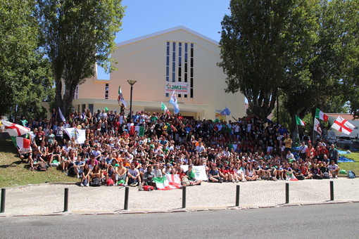 Mons. Tasca insieme ai ragazzi genovesi per la Giornata Mondiale della Gioventù di Lisbona Mons. Tasca insieme ai ragazzi genovesi per la Giornata Mondiale della Gioventù di Lisbona
