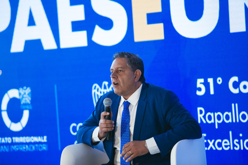 Toti al convegno dei giovani imprenditori di Rapallo: "Aumentiamo l'efficienza del Paese dando più autonomia alle regioni" Toti al convegno dei giovani imprenditori di Rapallo: "Aumentiamo l'efficienza del Paese dando più autonomia alle regioni"