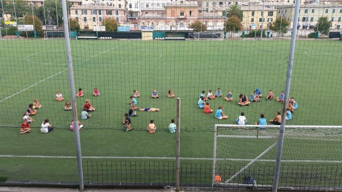 Commemorazione delle vittime: le lacrime dei parenti vicino al ponte Commemorazione delle vittime: le lacrime dei parenti vicino al ponte
