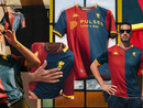 Genoa, svelata la nuova maglia per la stagione 2025/26: omaggio al Grifone e alla Croce di San Giorgio Genoa, svelata la nuova maglia per la stagione 2025/26: omaggio al Grifone e alla Croce di San Giorgio