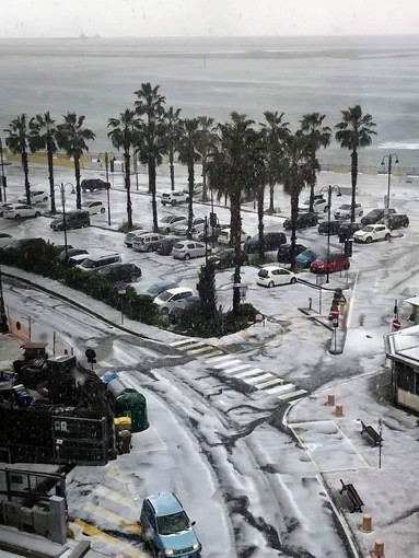 Grandine, il Ponente e i quartieri collinari imbiancati dai chicchi di ghiaccio (foto e video)