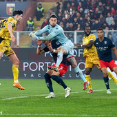 Due travese fermano il Genoa, due indecisioni premiano l'Udinese: i friulani sbancano il “Ferraris” 2-0