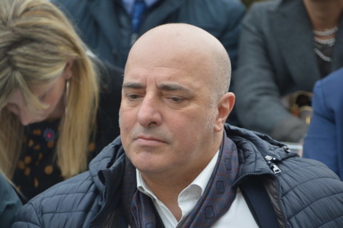 Liguria, l'assessore regionale Berrino rimuove la bandiera dell'UE: “La rimetterò quando si ricorderanno degli italiani” (VIDEO)