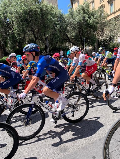 Il Giro d’Italia riparte da Genova, in centinaia lungo il percorso