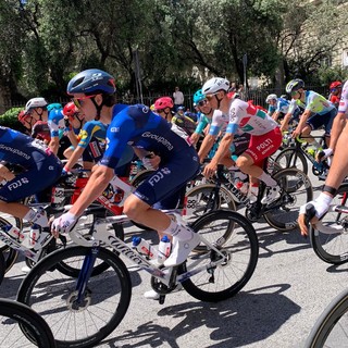 Il Giro d’Italia riparte da Genova, in centinaia lungo il percorso