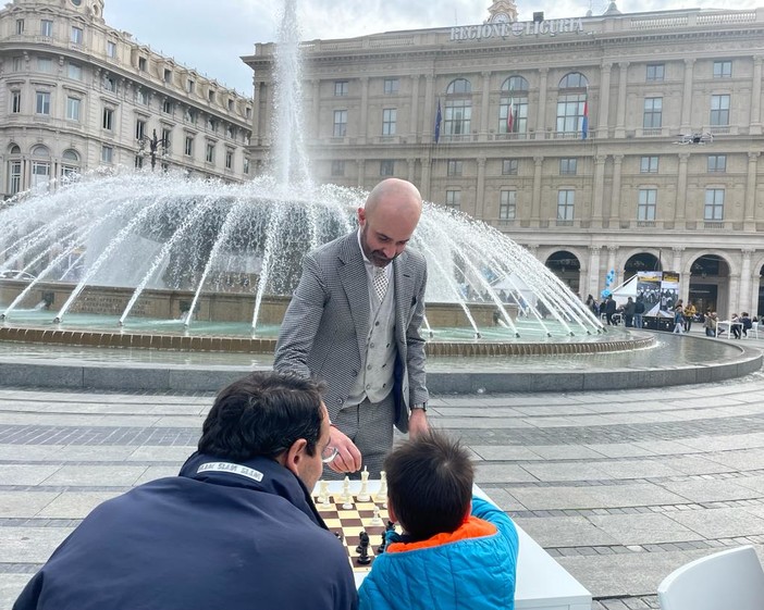 "Gioca con il tuo papà", a Genova sfida di scacchi tra il campione Roberto Mogranzini e 40 coppie padre figlio per festeggiare il 19 marzo "Gioca con il tuo papà", a Genova sfida di scacchi tra il campione Roberto Mogranzini e 40 coppie padre figlio per festeggiare il 19 marzo