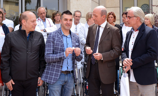 Il Cantante della Solidarietà dona 15 carrozzine all’Ospedale Gaslini