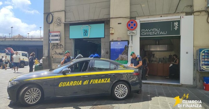 Centro Storico, bimbo lasciato in auto sotto il sole: salvato dalla Guardia di Finanza Centro Storico, bimbo lasciato in auto sotto il sole: salvato dalla Guardia di Finanza