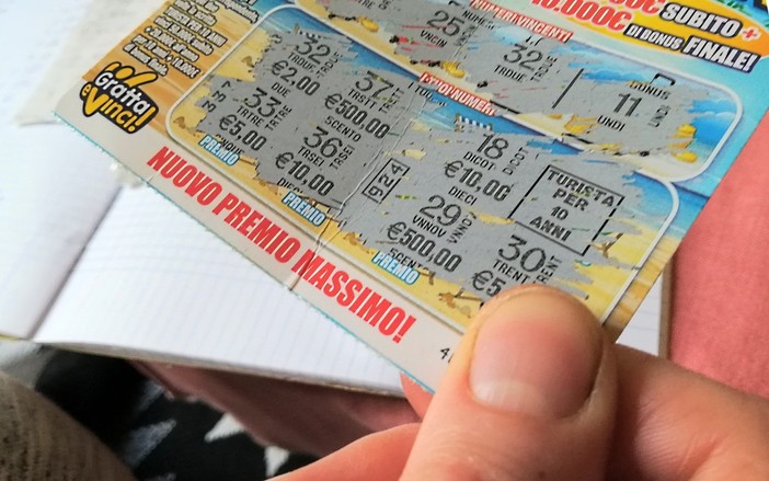 Gratta e Vinci da 50 mila euro per un fortunato genovese Gratta e Vinci da 50 mila euro per un fortunato genovese