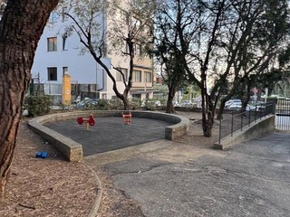 L'area dove saranno installati i due nuovi giochi a molla L'area dove saranno installati i due nuovi giochi a molla