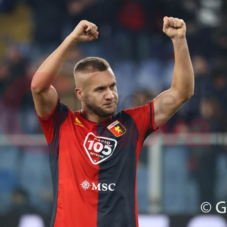 Il Genoa si regala il terzo posto solitario per Natale. Il big match è dei rossoblù: Bari battuto 2-1