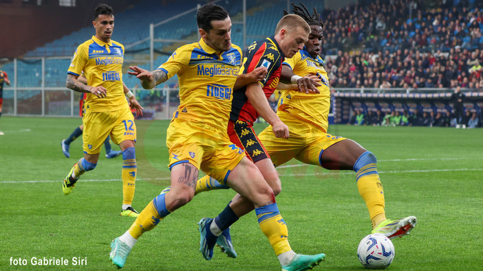 Verona ribaltato, il Genoa esulta anche se non convince: Ekuban e Gudmundsson fanno 2-1