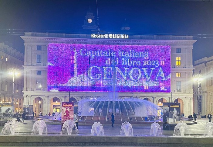 Il maxischermo sul palazzo della Regione resterà per 3 anni, Uniti per la Costituzione chiede la rimozione Il maxischermo sul palazzo della Regione resterà per 3 anni, Uniti per la Costituzione chiede la rimozione