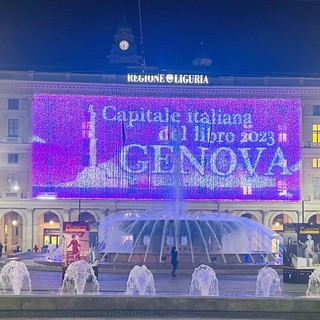 Il maxischermo sul palazzo della Regione resterà per 3 anni, Uniti per la Costituzione chiede la rimozione