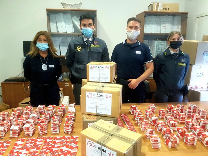 Porto di Genova, sequestrate 55mila sim prepagate introdotte in contrabbando in arrivo su un furgone dalla Tunisia. Due le denunce della Guardia di Finanza