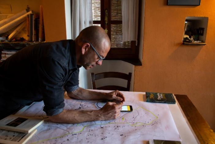 Giovanni Pazzano, il cartografo di Tovo San Giacomo che conserva le tradizioni attraverso le mappe storiche