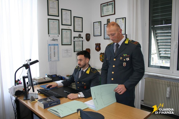 Si finge donna in chat, incontro online si trasforma in ricatto: denunciato estorsore seriale Si finge donna in chat, incontro online si trasforma in ricatto: denunciato estorsore seriale