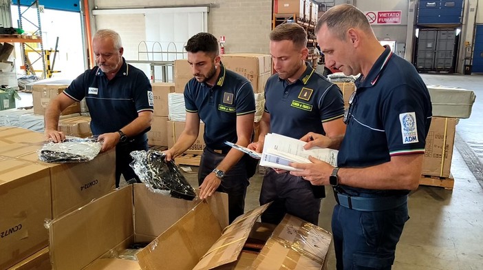 Oltre ventimila borse di lusso false intercettate in porto: maxi sequestro al bacino portuale di Pra'