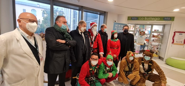 Toti al Gaslini e al San Martino: "La zona arancione è dietro l'angolo, ma non cambia niente per i vaccinati"