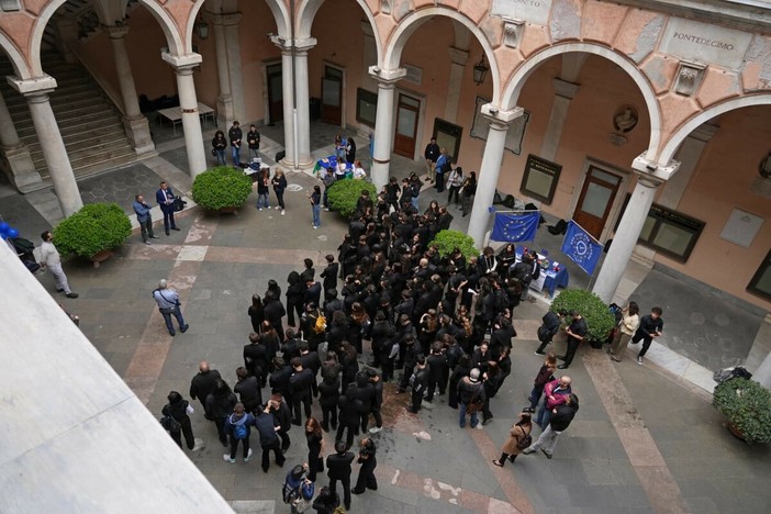 Giornata dell’Europa, gli studenti dei licei “Gobetti” e “Pertini” la celebrano tra Palazzo Tursi e via Garibaldi nel segno della musica e della condivisione