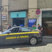 Centro Storico, bimbo lasciato in auto sotto il sole: salvato dalla Guardia di Finanza