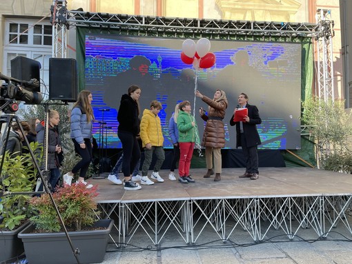 Genova e San Sebastian capitali europee del Natale 2022 inaugurano le festività con un collegamento in diretta dalle piazze principali Genova e San Sebastian capitali europee del Natale 2022 inaugurano le festività con un collegamento in diretta dalle piazze principali