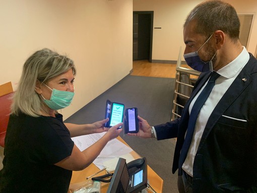 Green pass, oggi i consiglieri regionali hanno mostrato la carta verde per entrare in aula Green pass, oggi i consiglieri regionali hanno mostrato la carta verde per entrare in aula