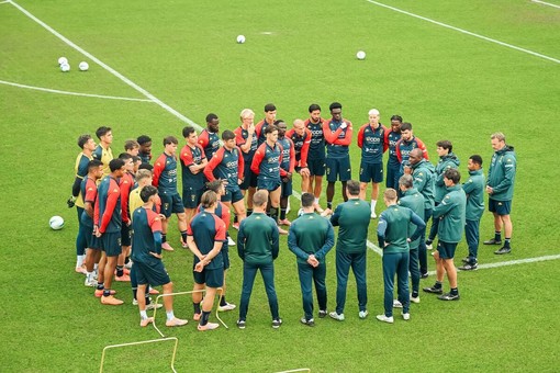 Il gruppo a rapporto col tecnico nell'ultimo confronto prima della separazione (foto Genoa CFC - TanoPress) Il gruppo a rapporto col tecnico nell'ultimo confronto prima della separazione (foto Genoa CFC - TanoPress)