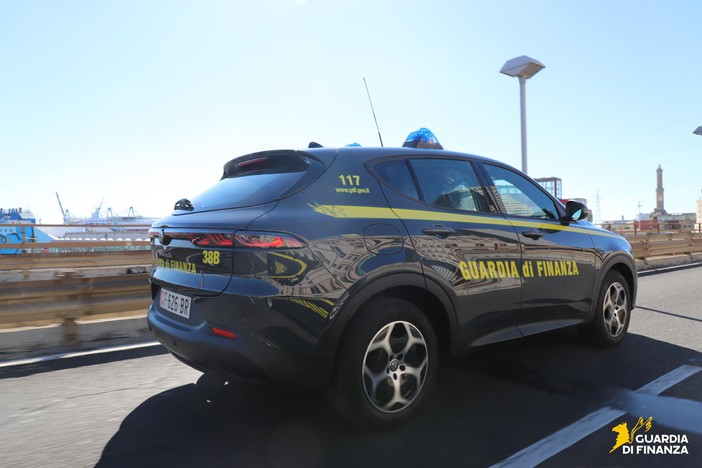 Droga nelle idropulitrici, maxi sequestro della Finanza al "Cristoforo Colombo": oltre 37 kg di hashish e più di 2 kg di marijuana