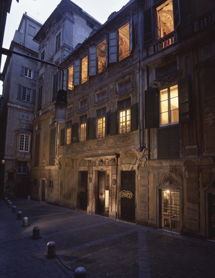Stasera l'appuntamento con la galleria degli specchi di Palazzo Spinola a lume di candela