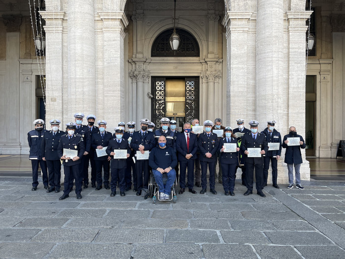 Tutela dei disabili, premiati gli agenti della polizia locale di Genova, Savona, Spezia, Chiavari e Sanremo Tutela dei disabili, premiati gli agenti della polizia locale di Genova, Savona, Spezia, Chiavari e Sanremo
