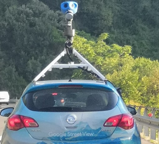 Davagna, l'auto di Google Street View prende fuoco