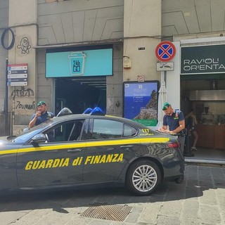 Centro Storico, bimbo lasciato in auto sotto il sole: salvato dalla Guardia di Finanza Centro Storico, bimbo lasciato in auto sotto il sole: salvato dalla Guardia di Finanza