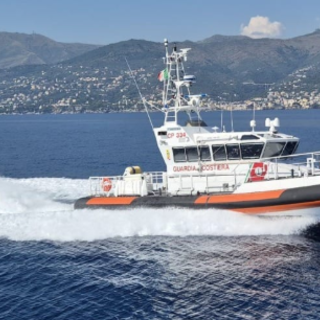 Ferragosto, la Guardia Costiera schiera uomini e mezzi sulle coste della Liguria e sui grandi laghi Ferragosto, la Guardia Costiera schiera uomini e mezzi sulle coste della Liguria e sui grandi laghi