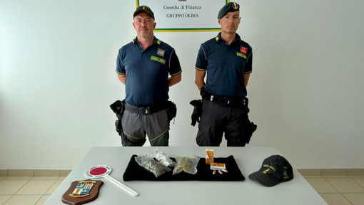 Sbarca a Olbia da Genova con mezzo chilo di droga nascosto nel veicolo: arrestato 24enne