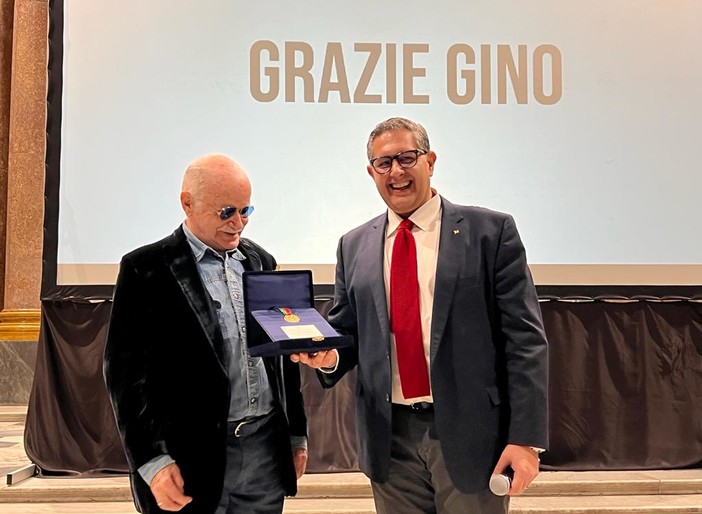 Gino Paoli riceve la 'Croce di San Giorgio', il premio per meriti di valore culturale, sociale o morale di Regione Liguria Gino Paoli riceve la 'Croce di San Giorgio', il premio per meriti di valore culturale, sociale o morale di Regione Liguria