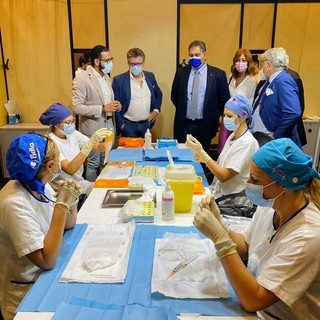 Operativo l'hub al teatro della gioventù, presidente Toti: "Qui oltre mille dosi a giorno"