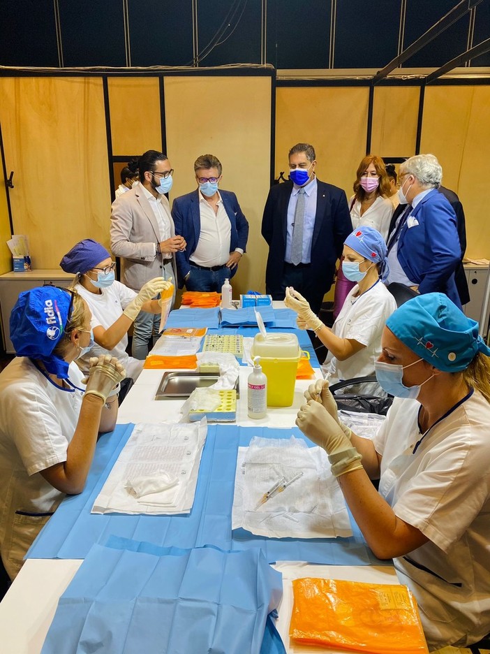 Operativo l'hub al teatro della gioventù, presidente Toti: "Qui oltre mille dosi a giorno" Operativo l'hub al teatro della gioventù, presidente Toti: "Qui oltre mille dosi a giorno"