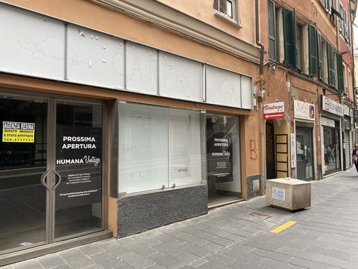 In via San Vincenzo arriva lo shopping sostenibile di Humana Vintage