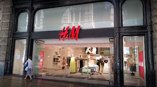 Si rifà l'abbigliamento da H&amp;M, ma esce senza passare dalla cassa. Arrestato dalla polizia locale