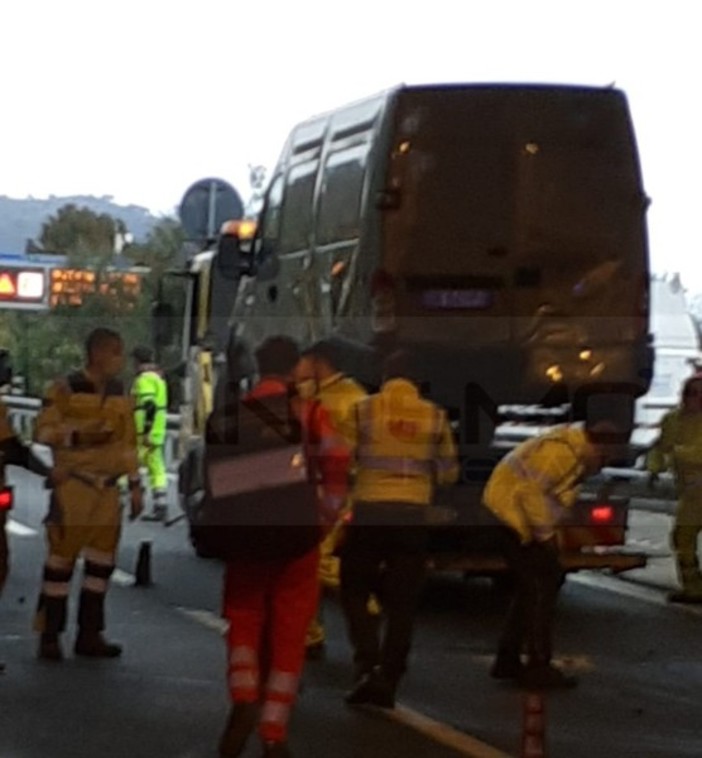 Grave incidente sulla A10 tra Imperia e San Bartolomeo al Mare: cinque feriti e traffico semi paralizzato (FOTO)